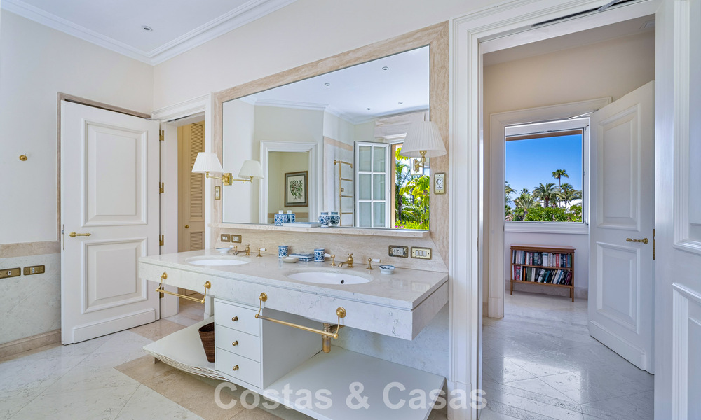Villa clásica de lujo mediterránea en venta a un paso de la playa en Los Monteros, al este del centro de Marbella 783769