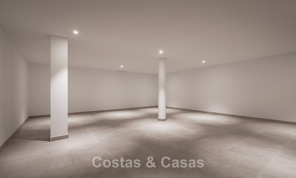 Elegante villa moderna de 5 dormitorios en venta en la Nueva Milla de Oro, entre Marbella y Estepona 783771