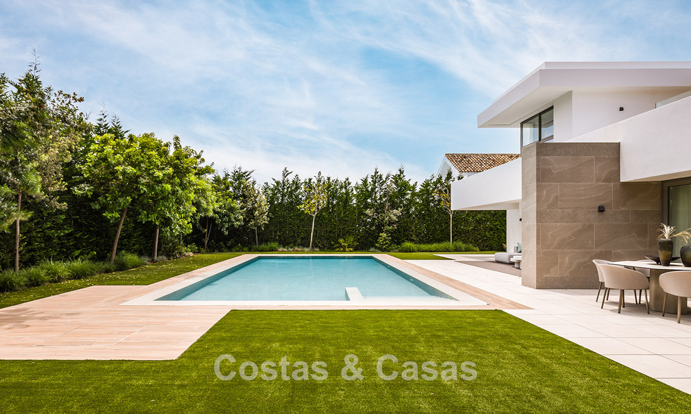 Elegante villa moderna de 5 dormitorios en venta en la Nueva Milla de Oro, entre Marbella y Estepona 783773