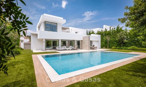 Elegante villa moderna de 5 dormitorios en venta en la Nueva Milla de Oro, entre Marbella y Estepona 783775