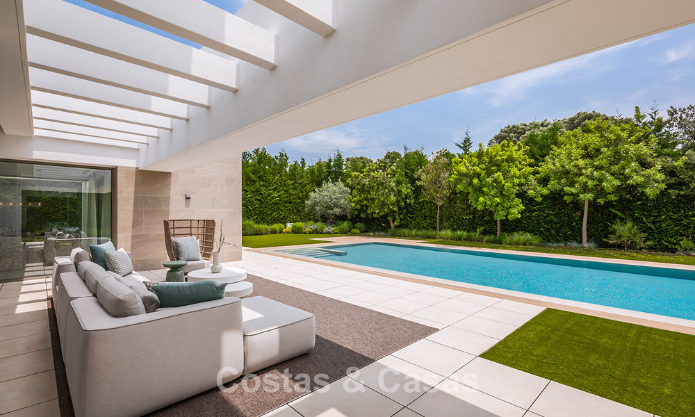 Elegante villa moderna de 5 dormitorios en venta en la Nueva Milla de Oro, entre Marbella y Estepona 783776