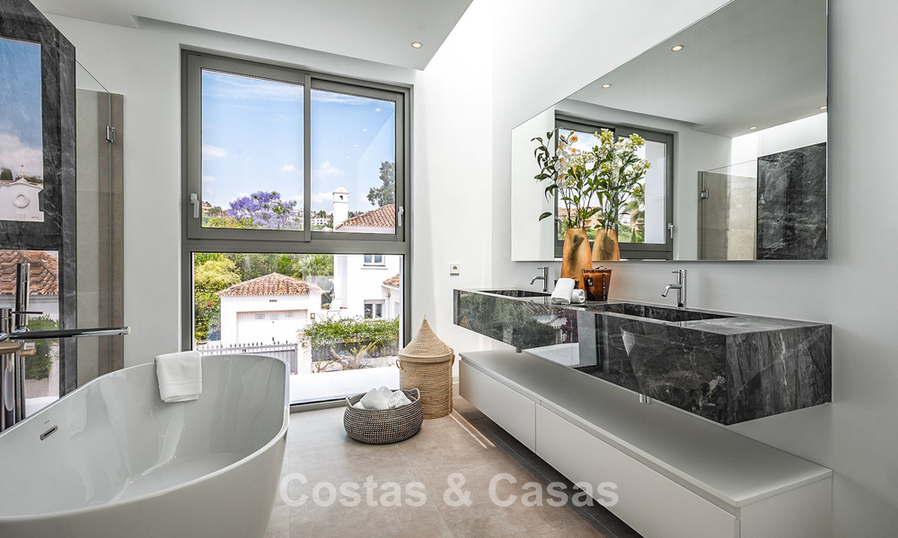 Elegante villa moderna de 5 dormitorios en venta en la Nueva Milla de Oro, entre Marbella y Estepona 783779