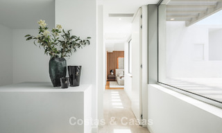 Elegante villa moderna de 5 dormitorios en venta en la Nueva Milla de Oro, entre Marbella y Estepona 783782 