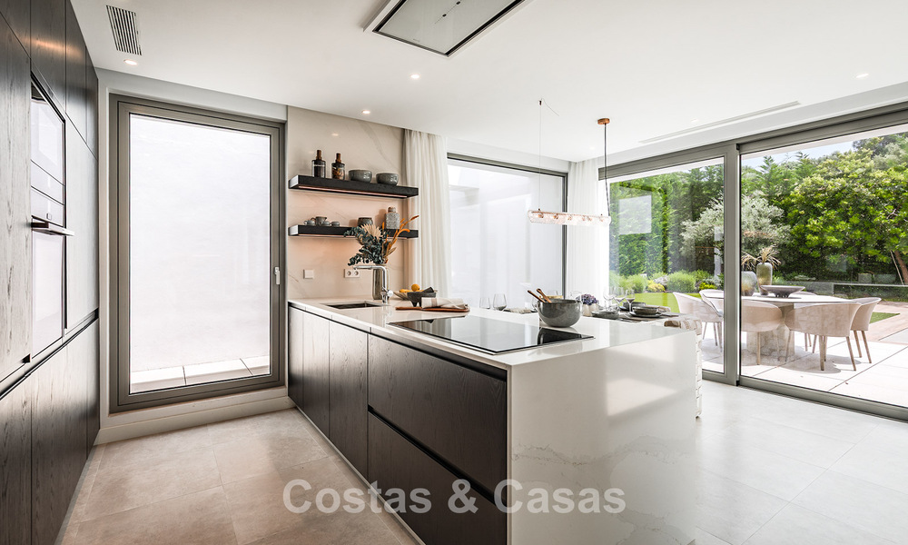 Elegante villa moderna de 5 dormitorios en venta en la Nueva Milla de Oro, entre Marbella y Estepona 783787
