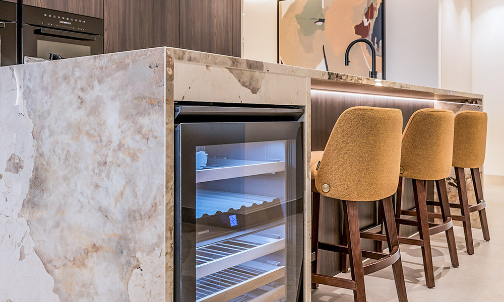 Apartamento en primera línea de playa, elegantemente renovado y con vistas despejadas al mar, entre Marbella y Estepona 782891