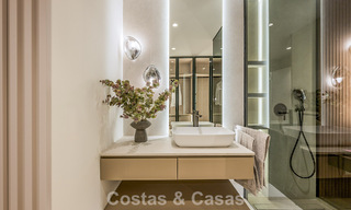 Apartamento en primera línea de playa, elegantemente renovado y con vistas despejadas al mar, entre Marbella y Estepona 782893 