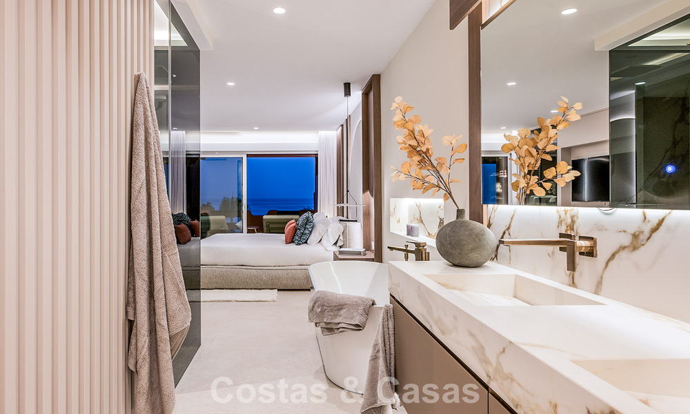 Apartamento en primera línea de playa, elegantemente renovado y con vistas despejadas al mar, entre Marbella y Estepona 782896