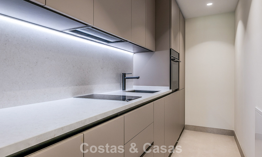 Apartamento en primera línea de playa, elegantemente renovado y con vistas despejadas al mar, entre Marbella y Estepona 782897