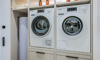 Apartamento en primera línea de playa, elegantemente renovado y con vistas despejadas al mar, entre Marbella y Estepona 782898 