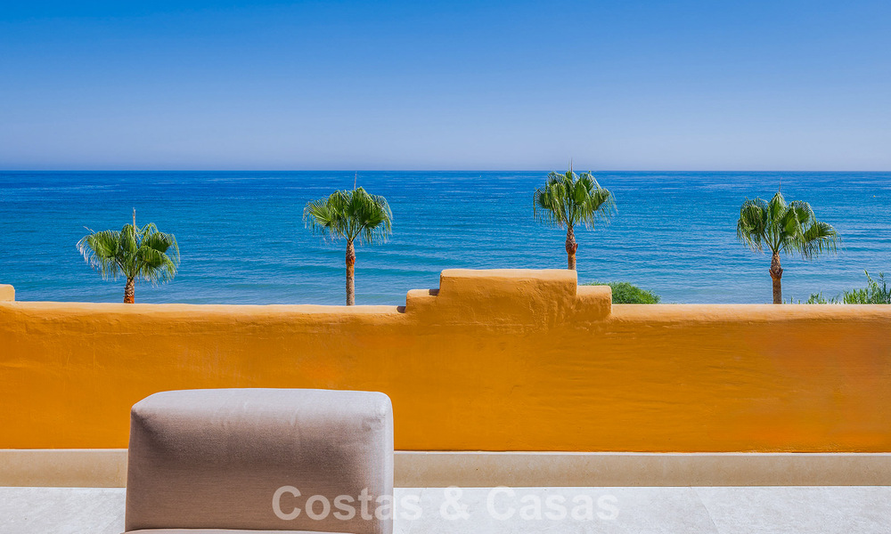 Apartamento en primera línea de playa, elegantemente renovado y con vistas despejadas al mar, entre Marbella y Estepona 782899