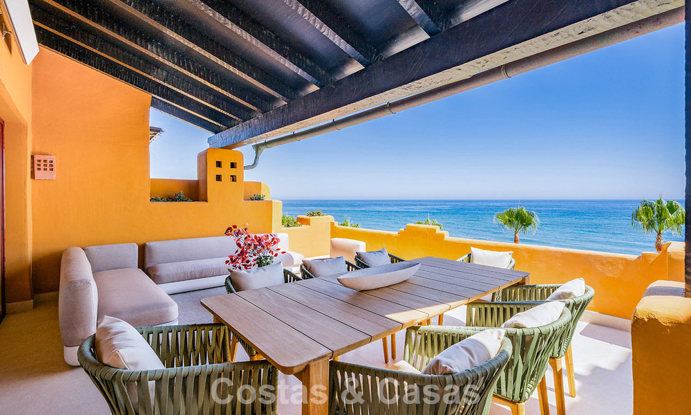 Apartamento en primera línea de playa, elegantemente renovado y con vistas despejadas al mar, entre Marbella y Estepona 782900