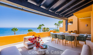 Apartamento en primera línea de playa, elegantemente renovado y con vistas despejadas al mar, entre Marbella y Estepona 782901 