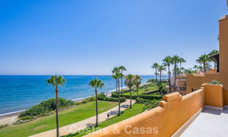 Apartamento en primera línea de playa, elegantemente renovado y con vistas despejadas al mar, entre Marbella y Estepona 782902 