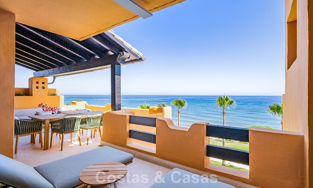 Apartamento en primera línea de playa, elegantemente renovado y con vistas despejadas al mar, entre Marbella y Estepona 782903