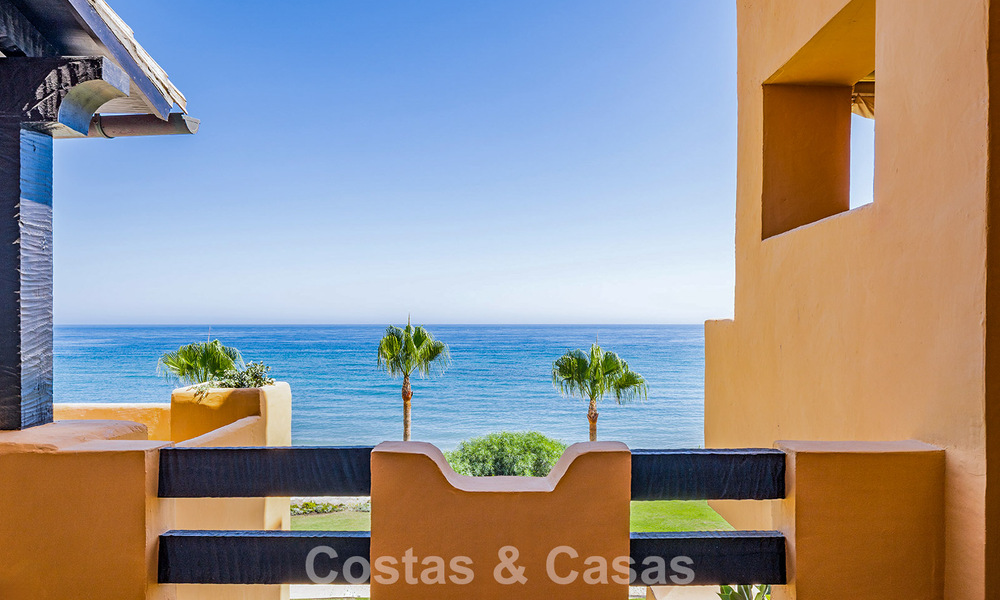 Apartamento en primera línea de playa, elegantemente renovado y con vistas despejadas al mar, entre Marbella y Estepona 782904