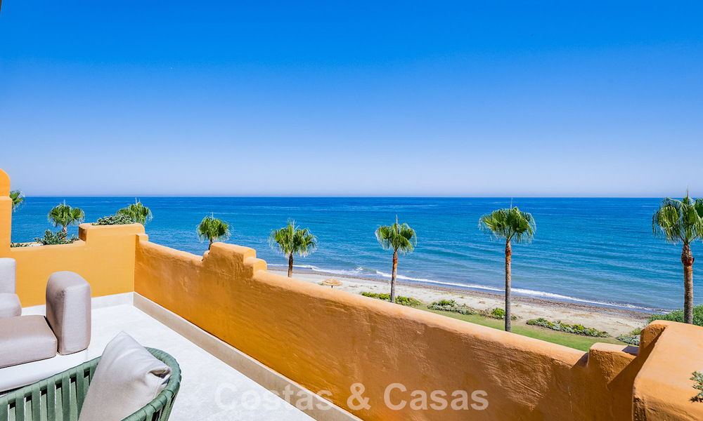 Apartamento en primera línea de playa, elegantemente renovado y con vistas despejadas al mar, entre Marbella y Estepona 782905