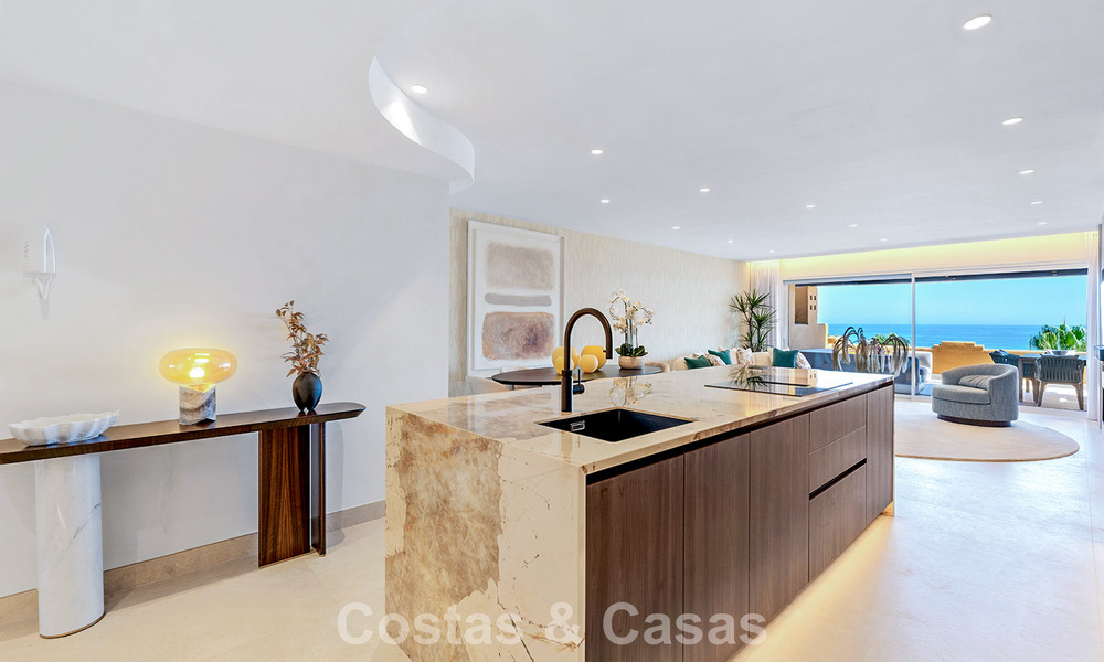 Apartamento en primera línea de playa, elegantemente renovado y con vistas despejadas al mar, entre Marbella y Estepona 782908