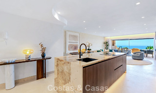 Apartamento en primera línea de playa, elegantemente renovado y con vistas despejadas al mar, entre Marbella y Estepona 782908 