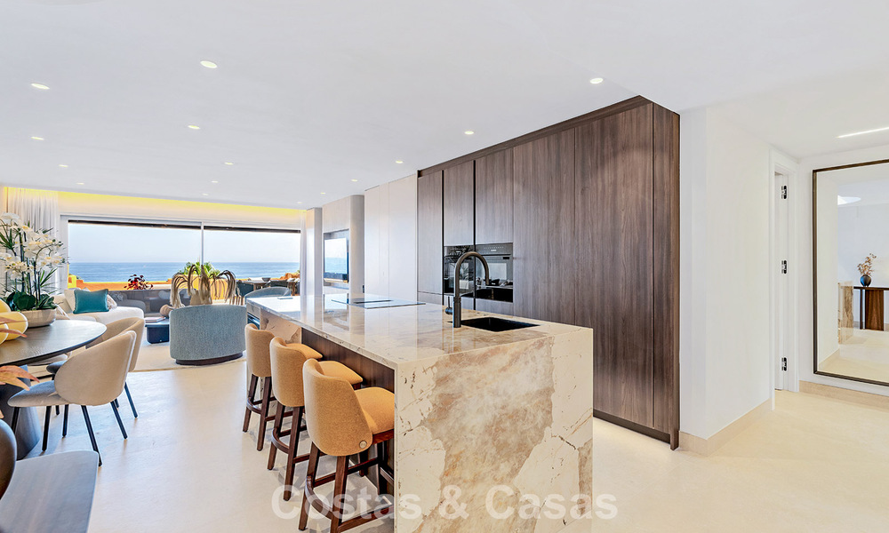 Apartamento en primera línea de playa, elegantemente renovado y con vistas despejadas al mar, entre Marbella y Estepona 782909