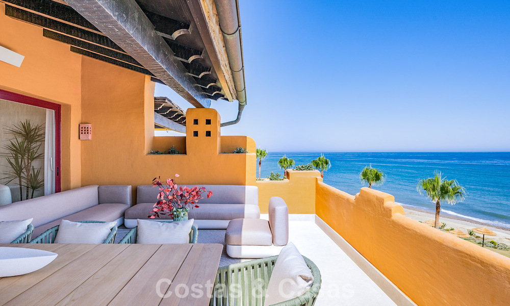 Apartamento en primera línea de playa, elegantemente renovado y con vistas despejadas al mar, entre Marbella y Estepona 782910