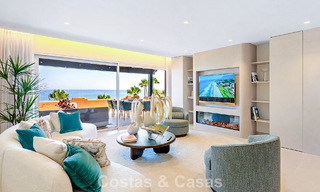Apartamento en primera línea de playa, elegantemente renovado y con vistas despejadas al mar, entre Marbella y Estepona 782911 