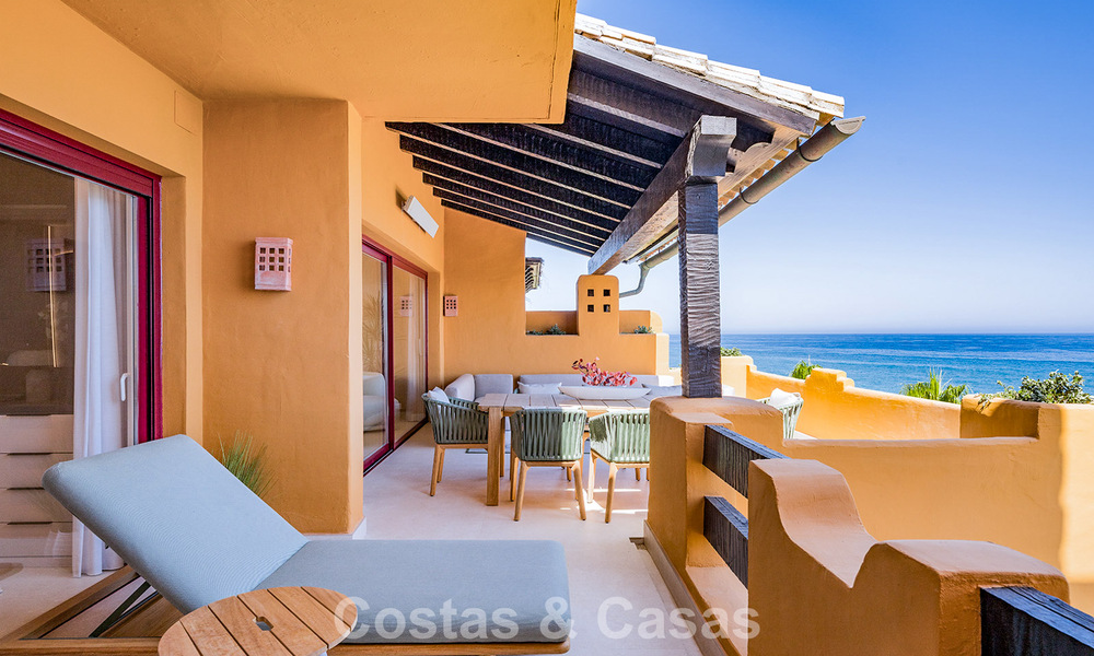 Apartamento en primera línea de playa, elegantemente renovado y con vistas despejadas al mar, entre Marbella y Estepona 782913