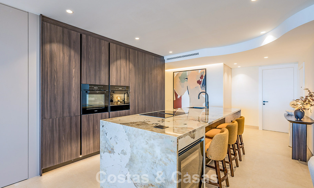 Apartamento en primera línea de playa, elegantemente renovado y con vistas despejadas al mar, entre Marbella y Estepona 782914