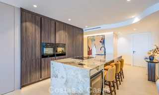 Apartamento en primera línea de playa, elegantemente renovado y con vistas despejadas al mar, entre Marbella y Estepona 782914 