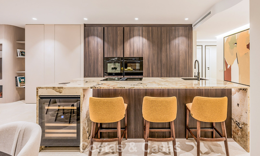 Apartamento en primera línea de playa, elegantemente renovado y con vistas despejadas al mar, entre Marbella y Estepona 782915