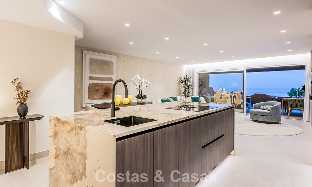 Apartamento en primera línea de playa, elegantemente renovado y con vistas despejadas al mar, entre Marbella y Estepona 782916