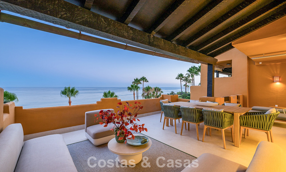 Apartamento en primera línea de playa, elegantemente renovado y con vistas despejadas al mar, entre Marbella y Estepona 782924