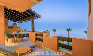 Apartamento en primera línea de playa, elegantemente renovado y con vistas despejadas al mar, entre Marbella y Estepona 782925 