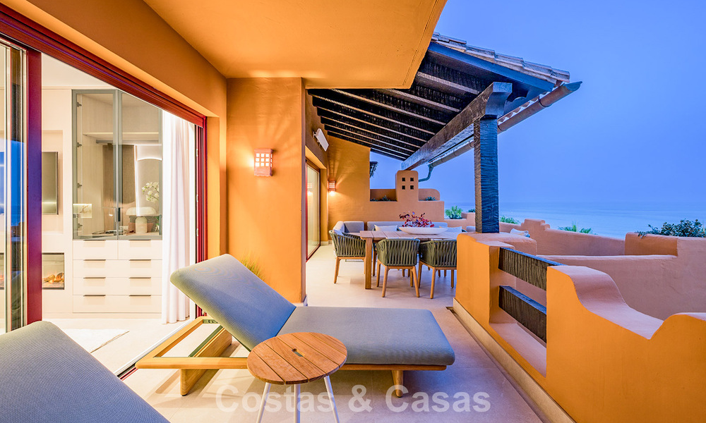 Apartamento en primera línea de playa, elegantemente renovado y con vistas despejadas al mar, entre Marbella y Estepona 782926