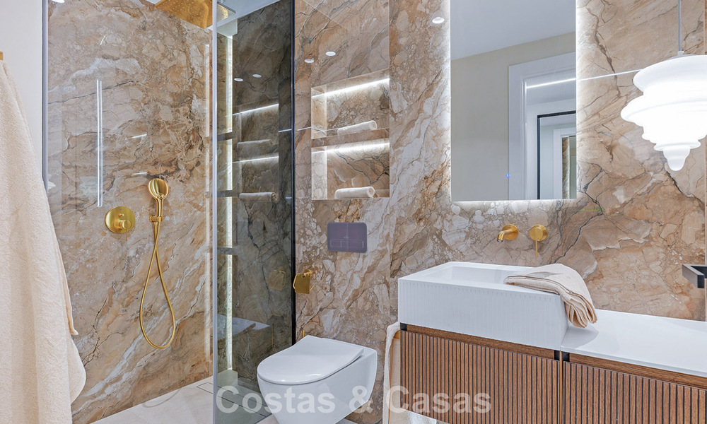 Apartamento en primera línea de playa, elegantemente renovado y con vistas despejadas al mar, entre Marbella y Estepona 782927