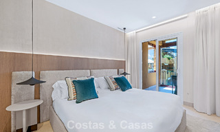 Apartamento en primera línea de playa, elegantemente renovado y con vistas despejadas al mar, entre Marbella y Estepona 782930 