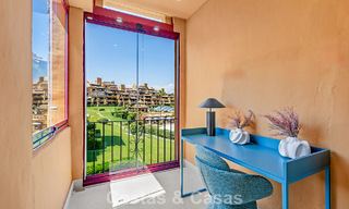 Apartamento en primera línea de playa, elegantemente renovado y con vistas despejadas al mar, entre Marbella y Estepona 782931 