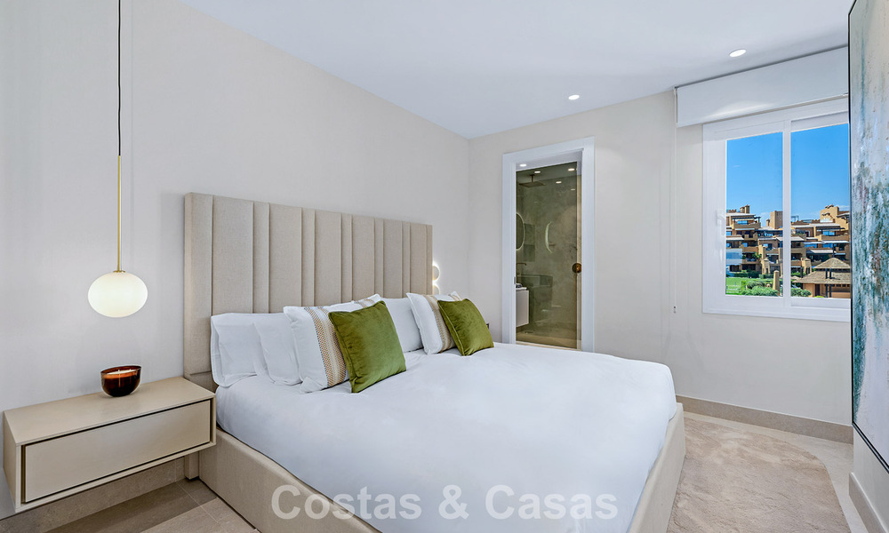 Apartamento en primera línea de playa, elegantemente renovado y con vistas despejadas al mar, entre Marbella y Estepona 782932