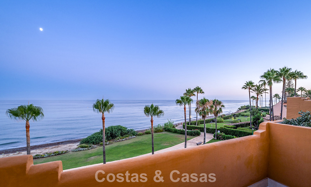 Apartamento en primera línea de playa, elegantemente renovado y con vistas despejadas al mar, entre Marbella y Estepona 782933