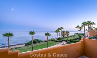 Apartamento en primera línea de playa, elegantemente renovado y con vistas despejadas al mar, entre Marbella y Estepona 782933 