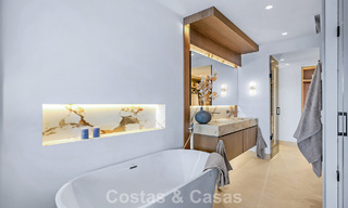 Apartamento en primera línea de playa, elegantemente renovado y con vistas despejadas al mar, entre Marbella y Estepona 782934 