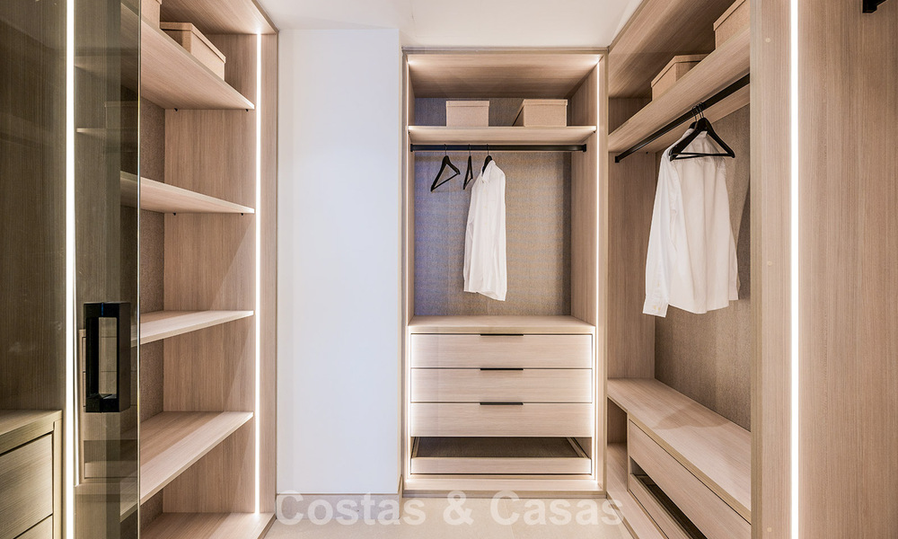 Apartamento en primera línea de playa, elegantemente renovado y con vistas despejadas al mar, entre Marbella y Estepona 782939