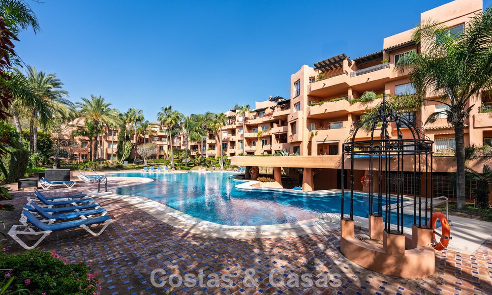 Apartamento moderno, con impresionantes vistas al mar, en venta a pocos pasos de la playa en la Milla de Oro de Marbella 783800