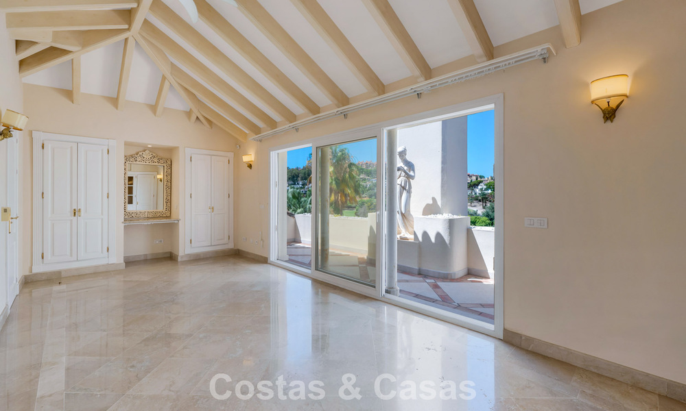 Impresionante ático de lujo de 3 dormitorios en venta en un complejo en primera línea de golf en Nueva Andalucía, Marbella 783863