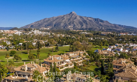 Impresionante ático de lujo de 3 dormitorios en venta en un complejo en primera línea de golf en Nueva Andalucía, Marbella 783864