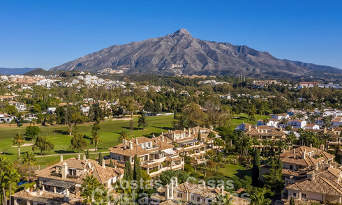 Impresionante ático de lujo de 3 dormitorios en venta en un complejo en primera línea de golf en Nueva Andalucía, Marbella 783864
