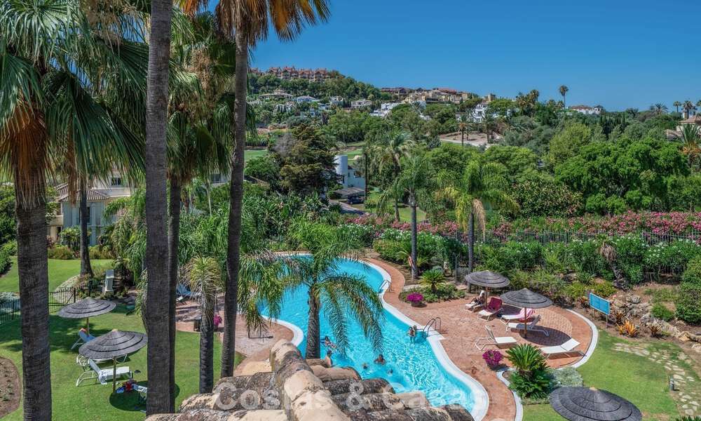 Impresionante ático de lujo de 3 dormitorios en venta en un complejo en primera línea de golf en Nueva Andalucía, Marbella 783870