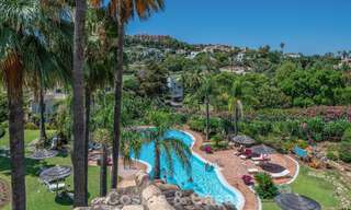 Impresionante ático de lujo de 3 dormitorios en venta en un complejo en primera línea de golf en Nueva Andalucía, Marbella 783870 