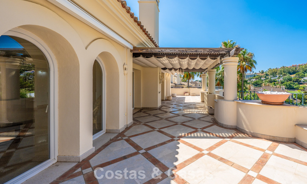 Impresionante ático de lujo de 3 dormitorios en venta en un complejo en primera línea de golf en Nueva Andalucía, Marbella 783872