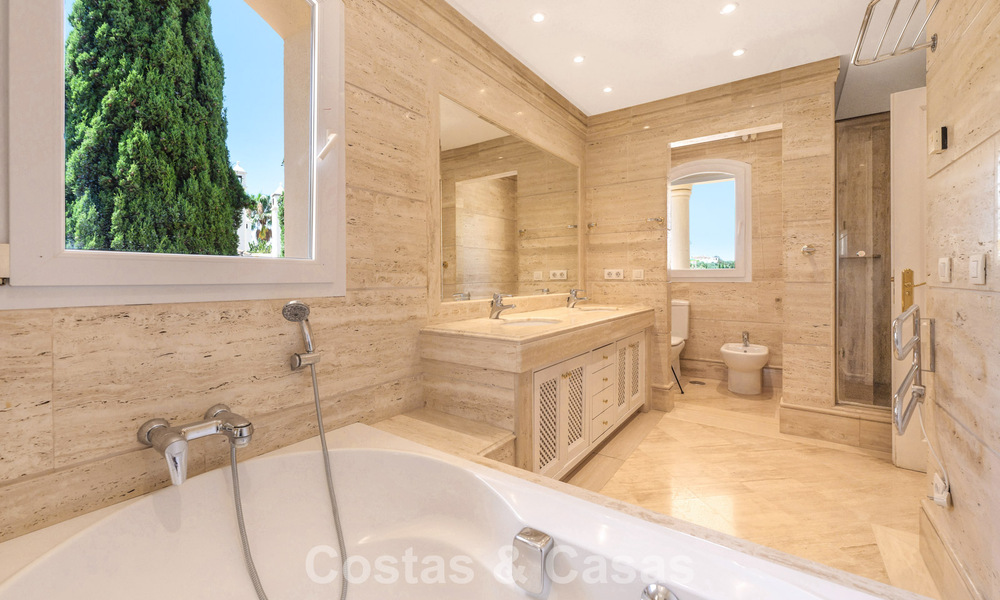 Impresionante ático de lujo de 3 dormitorios en venta en un complejo en primera línea de golf en Nueva Andalucía, Marbella 783873