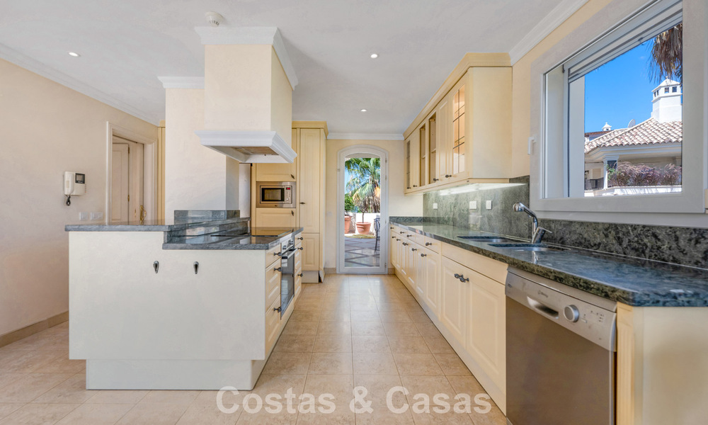 Impresionante ático de lujo de 3 dormitorios en venta en un complejo en primera línea de golf en Nueva Andalucía, Marbella 783874